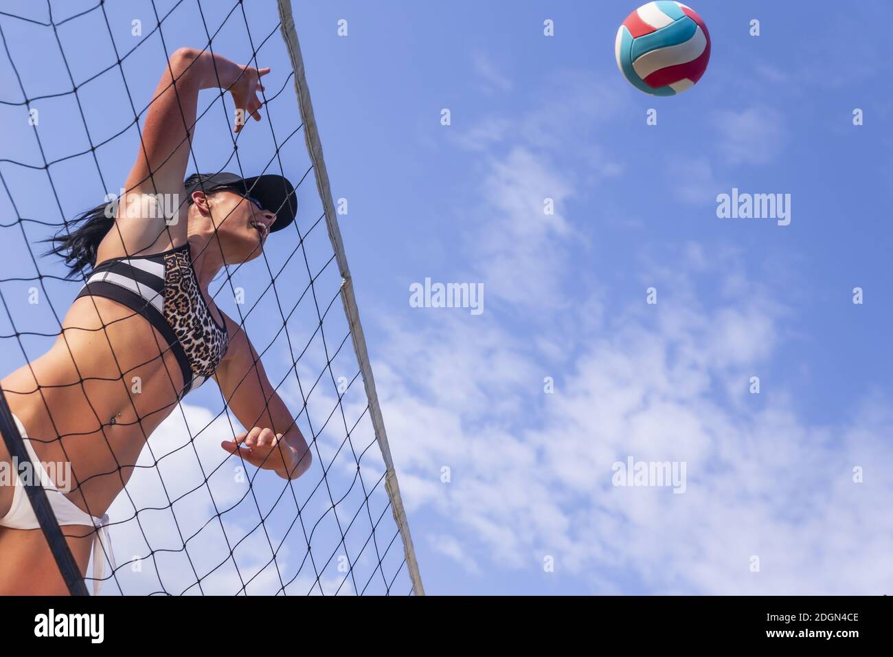 Jugador de Voleibol femenino en una playa de arena durante una competición Coincidencia Foto de stock