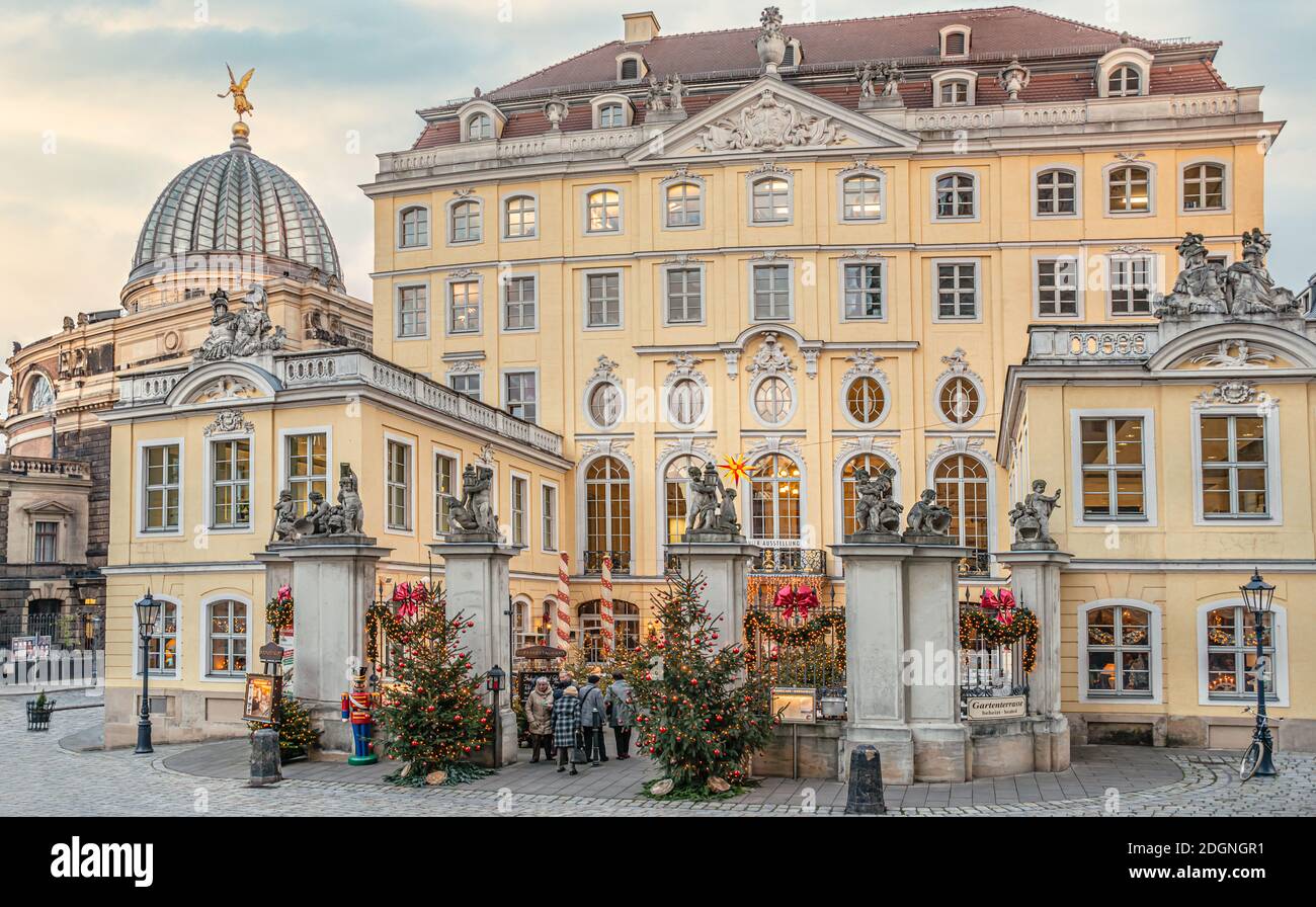Decoración navideña frente al Coselpalais en la plaza Neumarkt, Dresde, Sajonia, Alemania Foto de stock