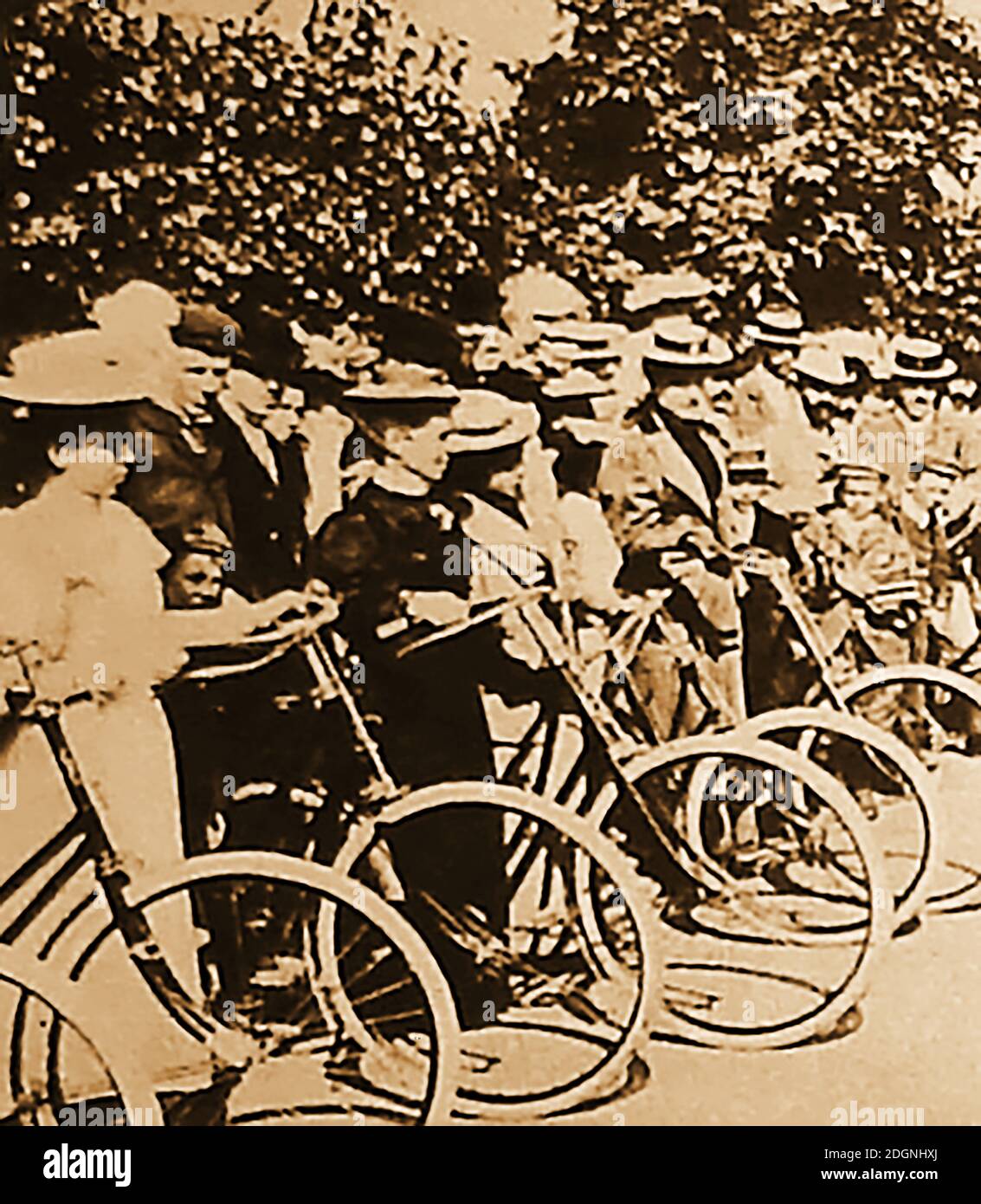 Club de ciclismo femenino victoriano. La invención de la bicicleta de seguridad comenzó una nueva locura en el ciclismo, especialmente entre las mujeres que formaron clubes de ciclismo. Los clubes de ciclismo de mujeres como la Asociación de ciclistas de mujeres (LCA) eran populares en Gran Bretaña y otros lugares. Foto de stock