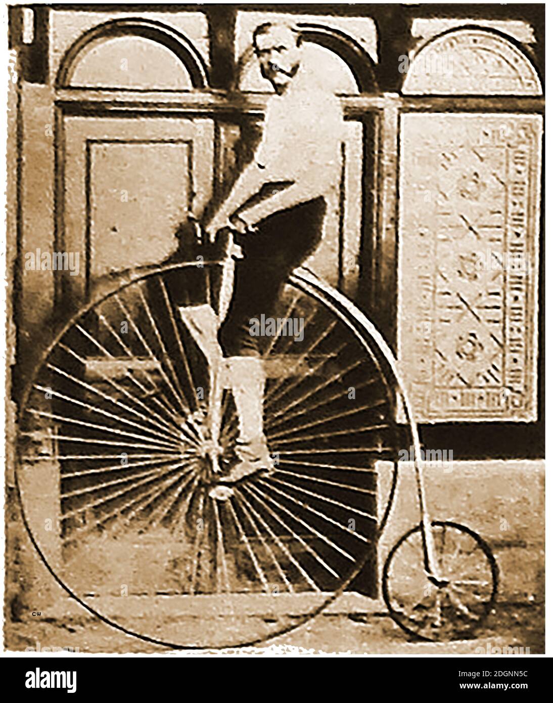 Transporte, un viejo Penny Farthing alias "ordinario", rueda alta y rueda alta utilizado como una bicicleta deportiva con su jinete. Además de ser un pasatiempo de ocio popular para el público en general, pronto atrajo a deportistas que los utilizaron para carreras de alta velocidad. A pesar de su aspecto sin igual, fue rápido y cómodo. El nombre vino de las monedas británicas de centavo y farthing (cuarto de centavo) que eran muy diferentes en tamaño. Foto de stock