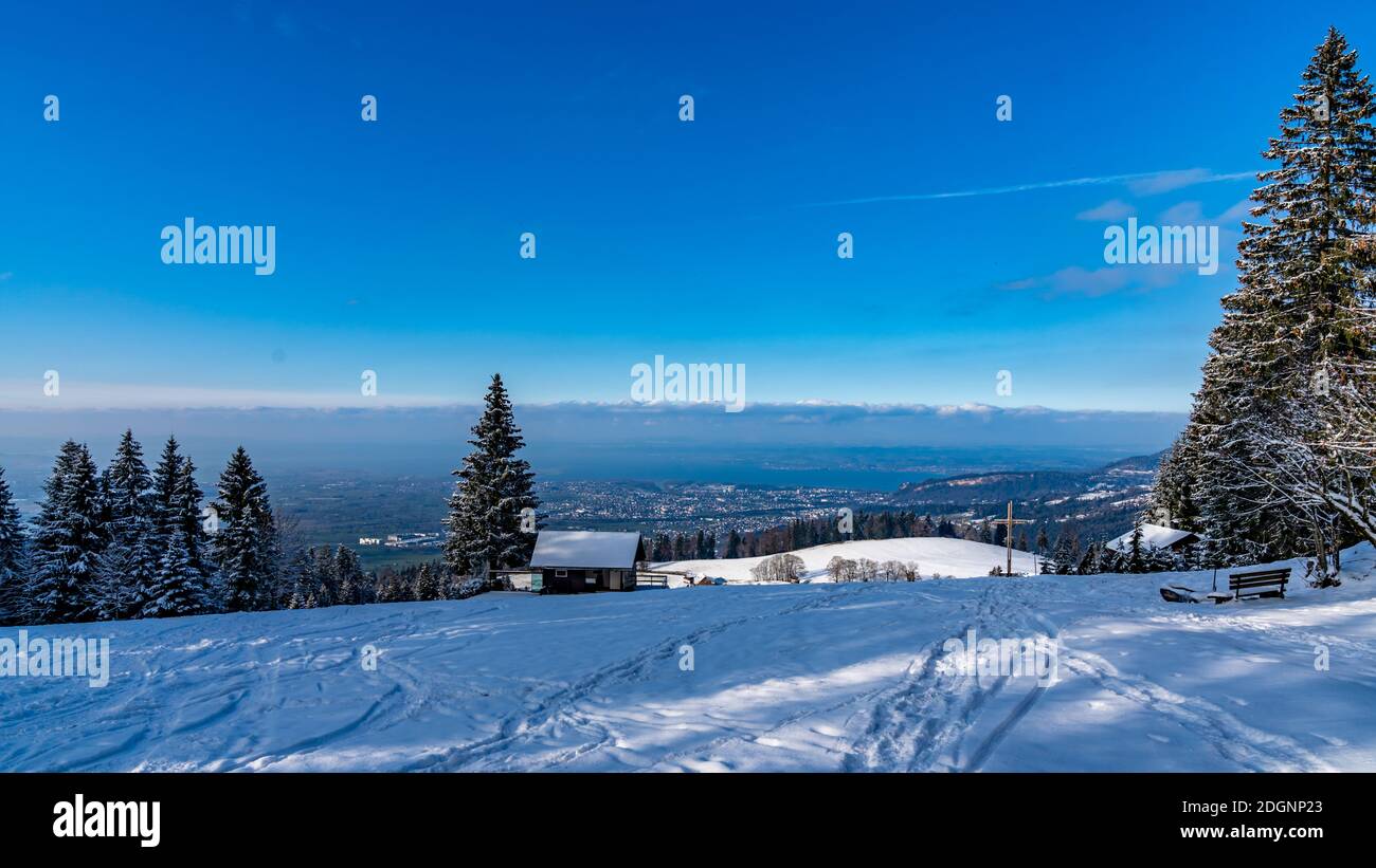 Ferienhaus im Schnee am Waldrand. Verschneiter Tannenwald mit Aussicht. Invierno en Bergen. alpino Foto de stock