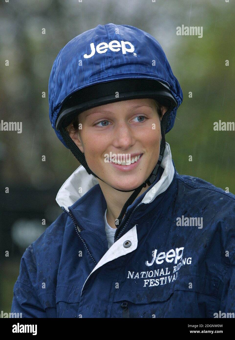 Zara Phillips y un caballo mecánico que dará a los niños del interior de la ciudad la oportunidad de sentir lo que es para montar a caballo en Hyde Park en Londres. Sombrero de cabeza. Foto de stock