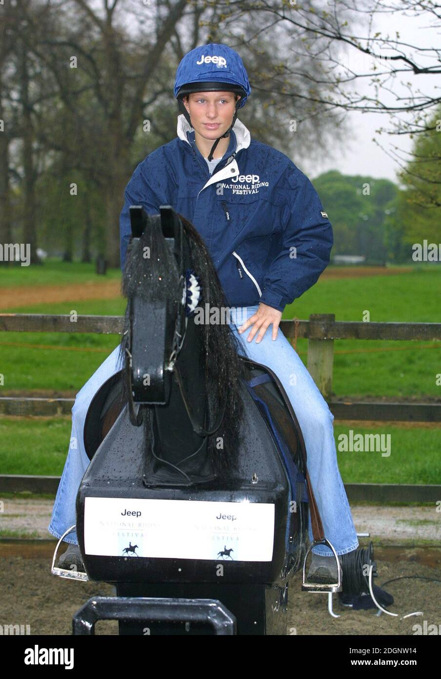 Zara Phillips y un caballo mecánico que dará a los niños del interior de la ciudad la oportunidad de sentir lo que es para montar a caballo en Hyde Park en Londres. Sombrero de longitud completa. Foto de stock