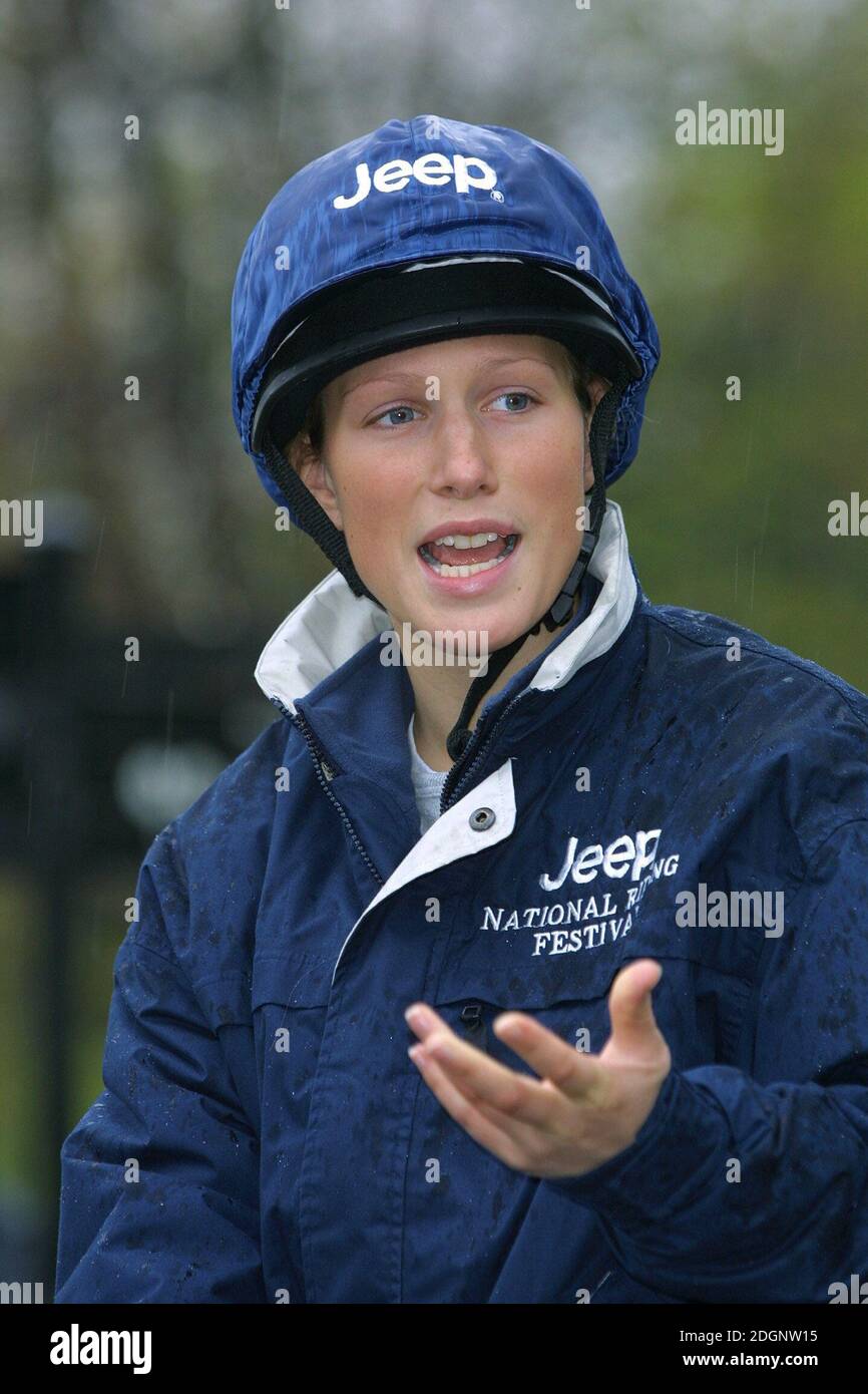 Zara Phillips y un caballo mecánico que dará a los niños del interior de la ciudad la oportunidad de sentir lo que es para montar a caballo en Hyde Park en Londres. Media longitud. Sombrero de montar. Divertido Foto de stock