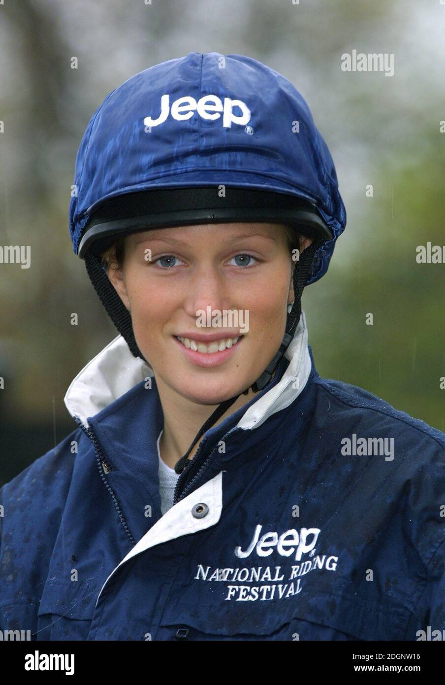 Zara Phillips y un caballo mecánico que dará a los niños del interior de la ciudad la oportunidad de sentir lo que es para montar a caballo en Hyde Park en Londres. Sombrero de cabeza. Foto de stock