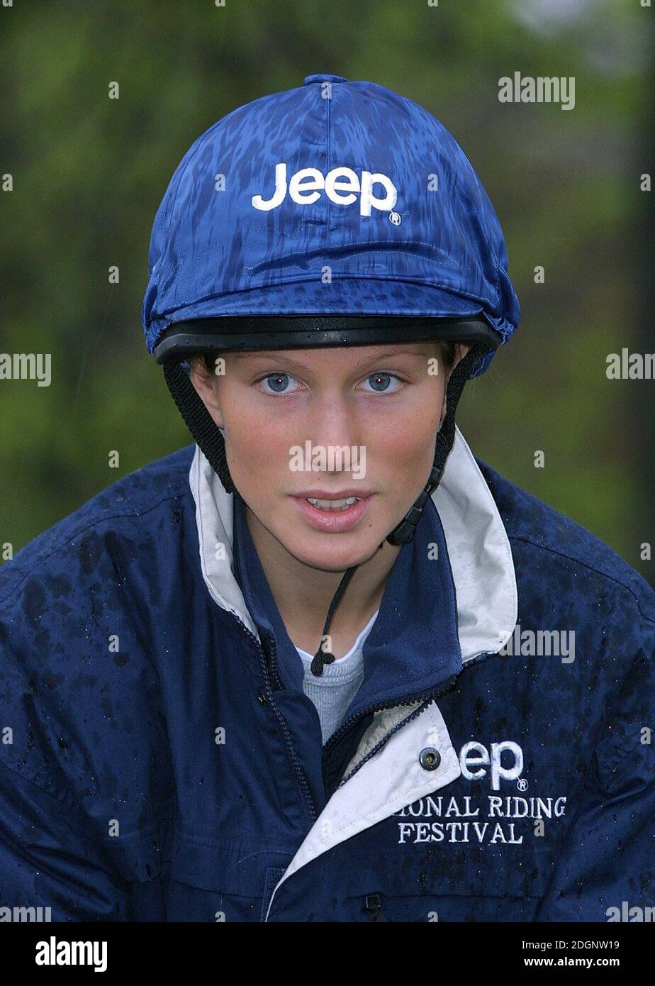 Zara Phillips y un caballo mecánico que dará a los niños del interior de la ciudad la oportunidad de sentir lo que es para montar a caballo en Hyde Park en Londres. Sombrero de cabeza. Foto de stock