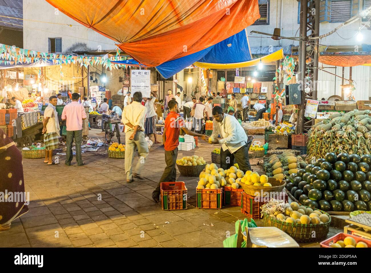 Crawford Market, ahora llamado Mahatma Jyotiba Phule Mandai, es un mercado popular en el sur de Mumbai para comprar productos y bienes para el hogar. Foto de stock
