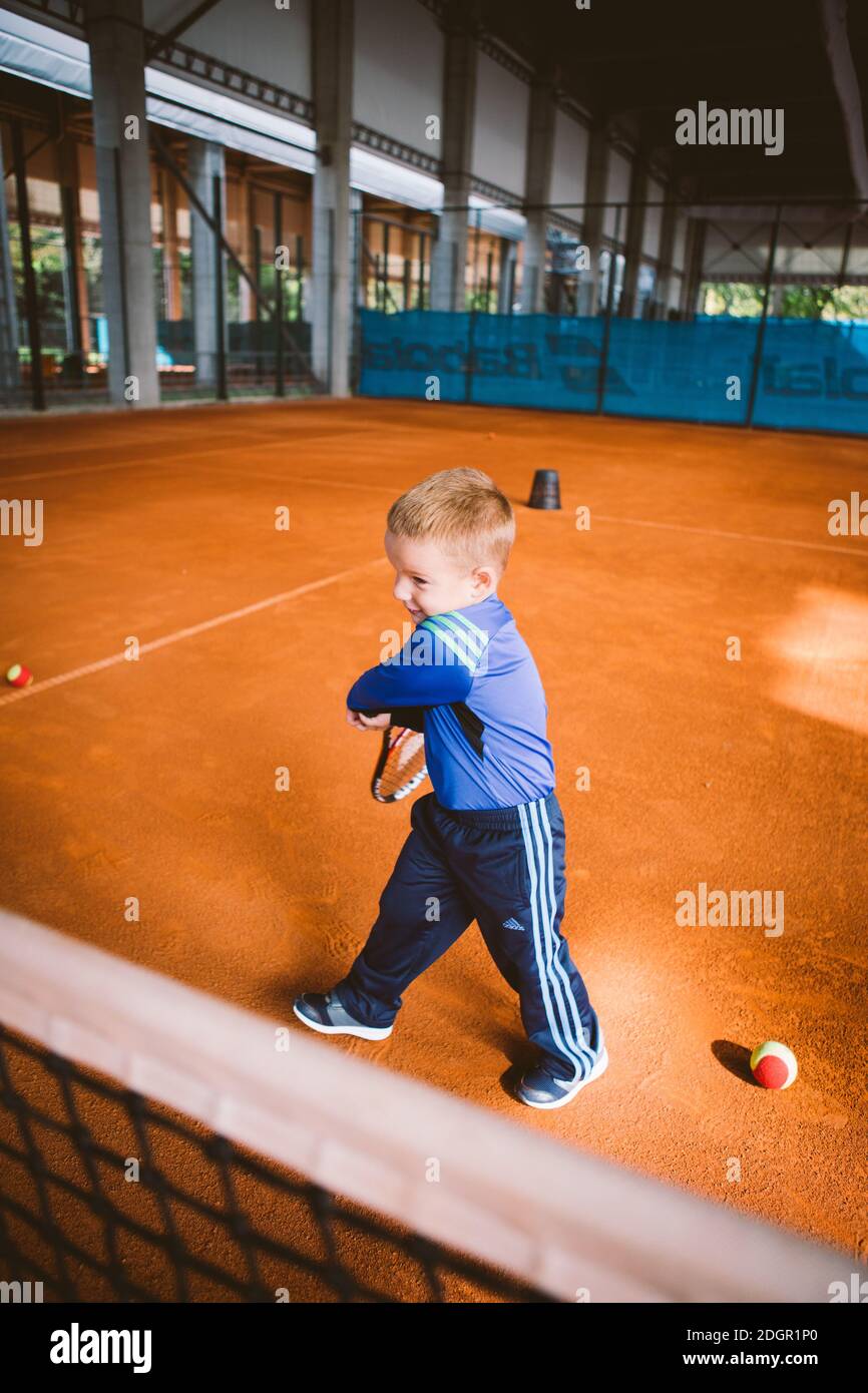 Niño jugando al tenis en la cancha al aire libre. 20 de septiembre de 2016.  Ucrania, Kiev. Un pequeño jugador de tenis. Niños ropa deportiva adidas  Fotografía de stock - Alamy