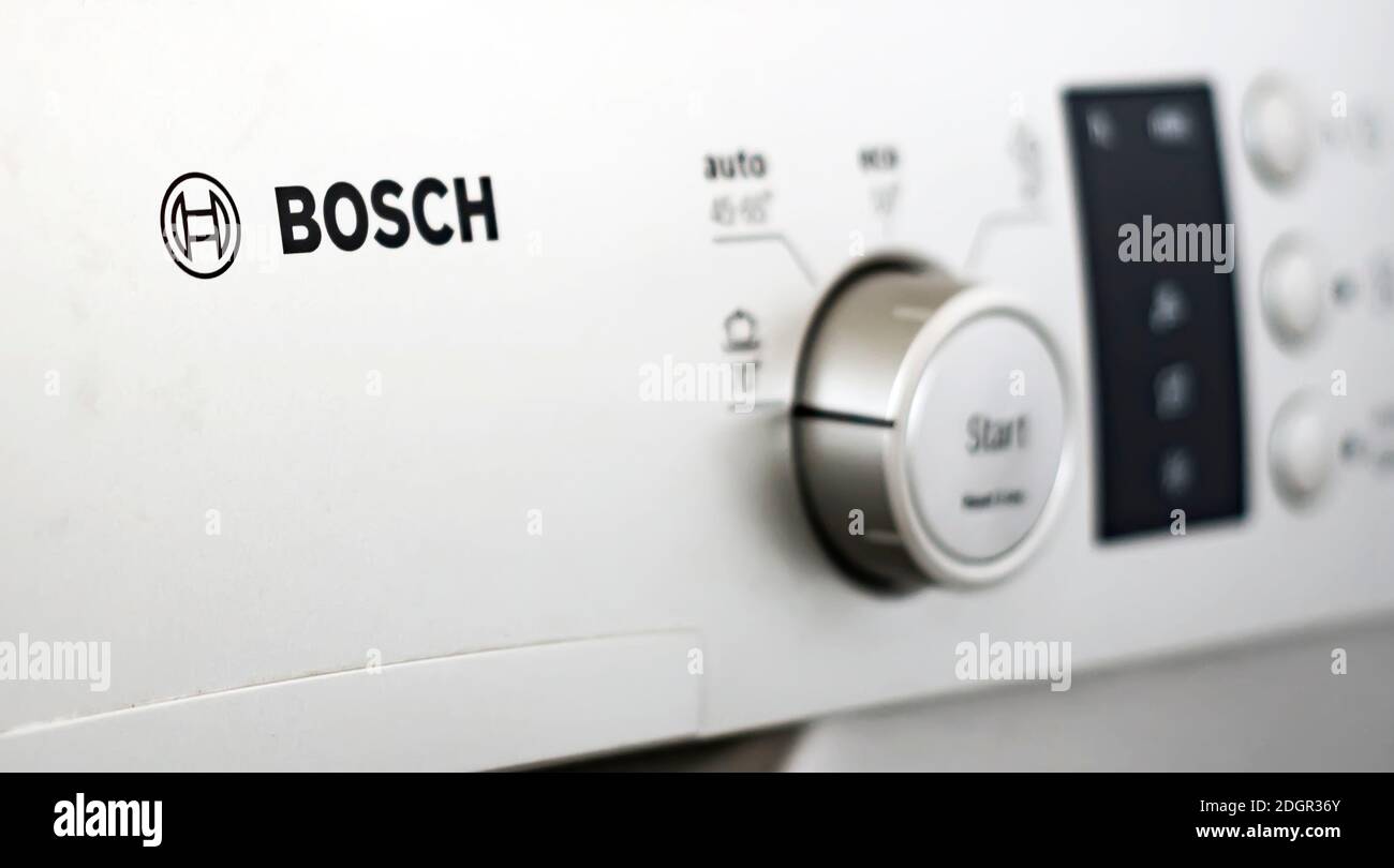 Roma, Italia, 15 de noviembre de 2020: El logotipo de Bosch impreso en el panel frontal de un lavavajillas gris. Famosa Marca de fabricación multinacional alemana. Ill Foto de stock