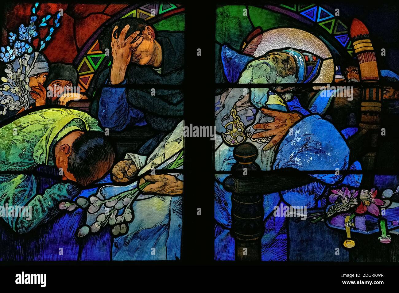 Los luto muestran dolor por la muerte del teólogo bizantino y misionero San Metodio (muerto en el año 885 d.C.), representado por el influyente artista Art Nouveau Alphonse Mucha en su vívido vidriera de 1930 para la Capilla del Nuevo Arzobispo en la Catedral de San Vito en Praga, Capital de la República Checa / República Checa. La obra de arte completa, una alegoría de Cristo que bendice a las naciones eslavas, presenta escenas de la vida de los ‘Apóstoles a los eslavos’ Metodio y su hermano Cirilo, así como el patrón checo san Wenceslao, Duque de Bohemia, y su abuela, San Ludmila. Foto de stock