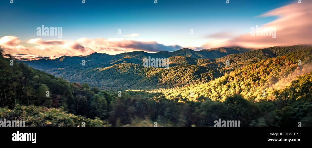 Por la mañana el amanecer ve la cresta azul montañas parkway Foto de stock