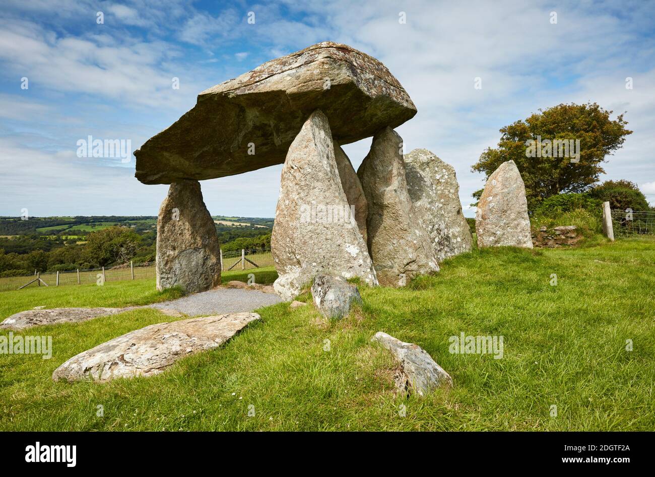 El Dolmen de Pentre Ifan, una cámara de entierro neolítico en Pembrokeshire Foto de stock