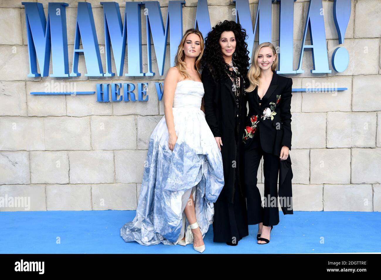 Monografía canal aterrizaje Lily James, Cher y Amanda Seyfried asistiendo al estreno de Mamma Mia! Aquí  vamos de nuevo en el Eventim Hammersmith Apollo, Londres. El crédito de la  foto debe decir: Doug Peters/EMPICS Fotografía
