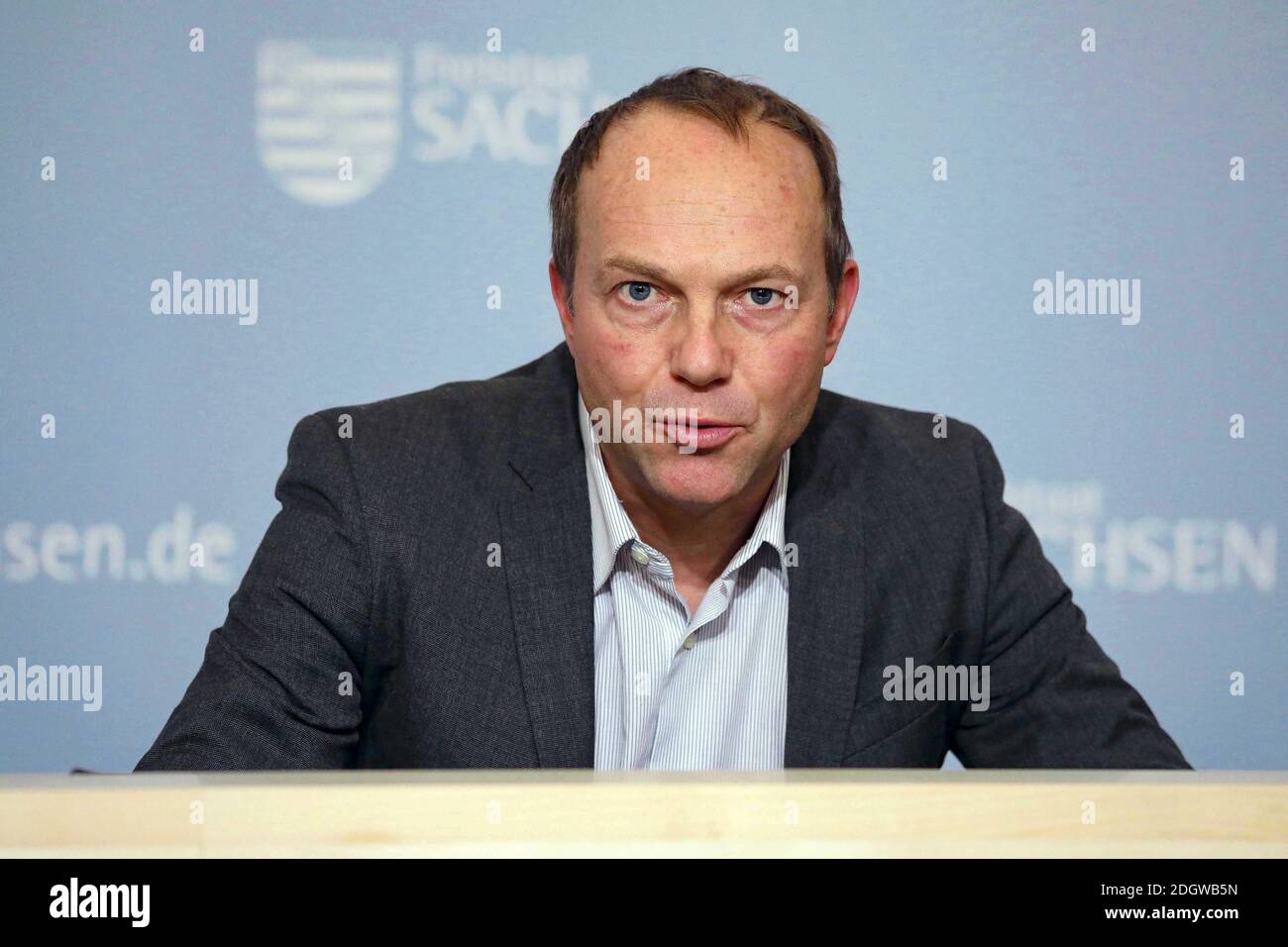 Dresde, Alemania. 08 de diciembre de 2020. Se ha decidido el bloqueo del lunes 14.12.2020. Esto fue anunciado a mediodía por el primer ministro Micheal Kretschmer (45, CDU), Martin Dulig (46, SPD) y Wolfram Günter (47, Verdes) en la Cancillería del Estado. Crédito: Tino Plunert/dpa-Zentralbild/ZB/dpa/Alamy Live News Foto de stock