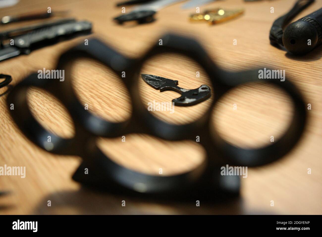 Una selección de armas incautadas por la Policía de Northumbria, todas estas armas fueron ordenadas en sitios web y apps, pero interceptadas por la Fuerza Fronteriza del Reino Unido antes de ser enviadas a direcciones en Tyneside, el miércoles 2 de diciembre de 2020. Foto de stock