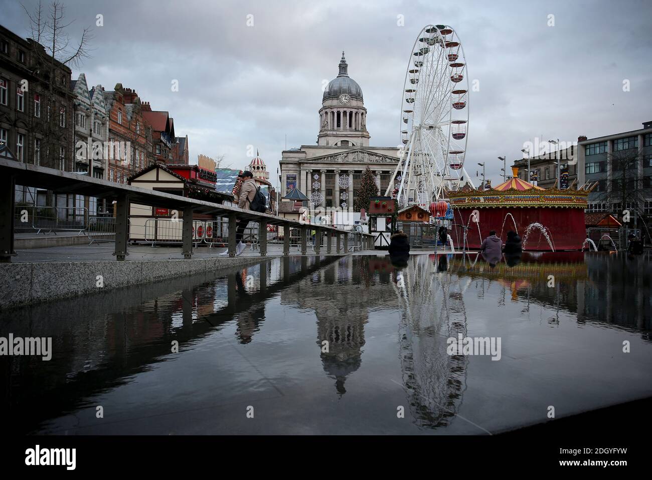 Una vista del mercado de Navidad y atracciones en la Plaza del mercado Viejo, Nottingham, miércoles 2 de diciembre de 2020. Foto de stock