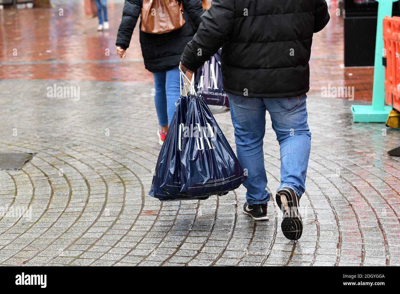 Escenas alrededor de Broad Street, Reading, Berkshire, el día después de Lockdown 2 termina, el jueves 3 de diciembre de 2020. Foto de stock