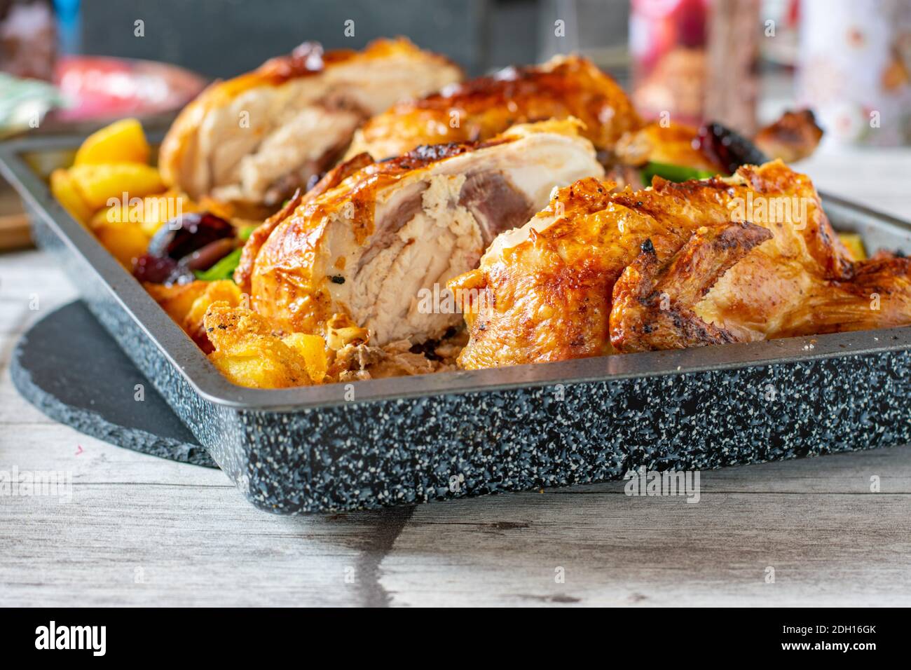 Pollo En Bandeja Para Hornear Fotos e Imágenes de stock - Alamy
