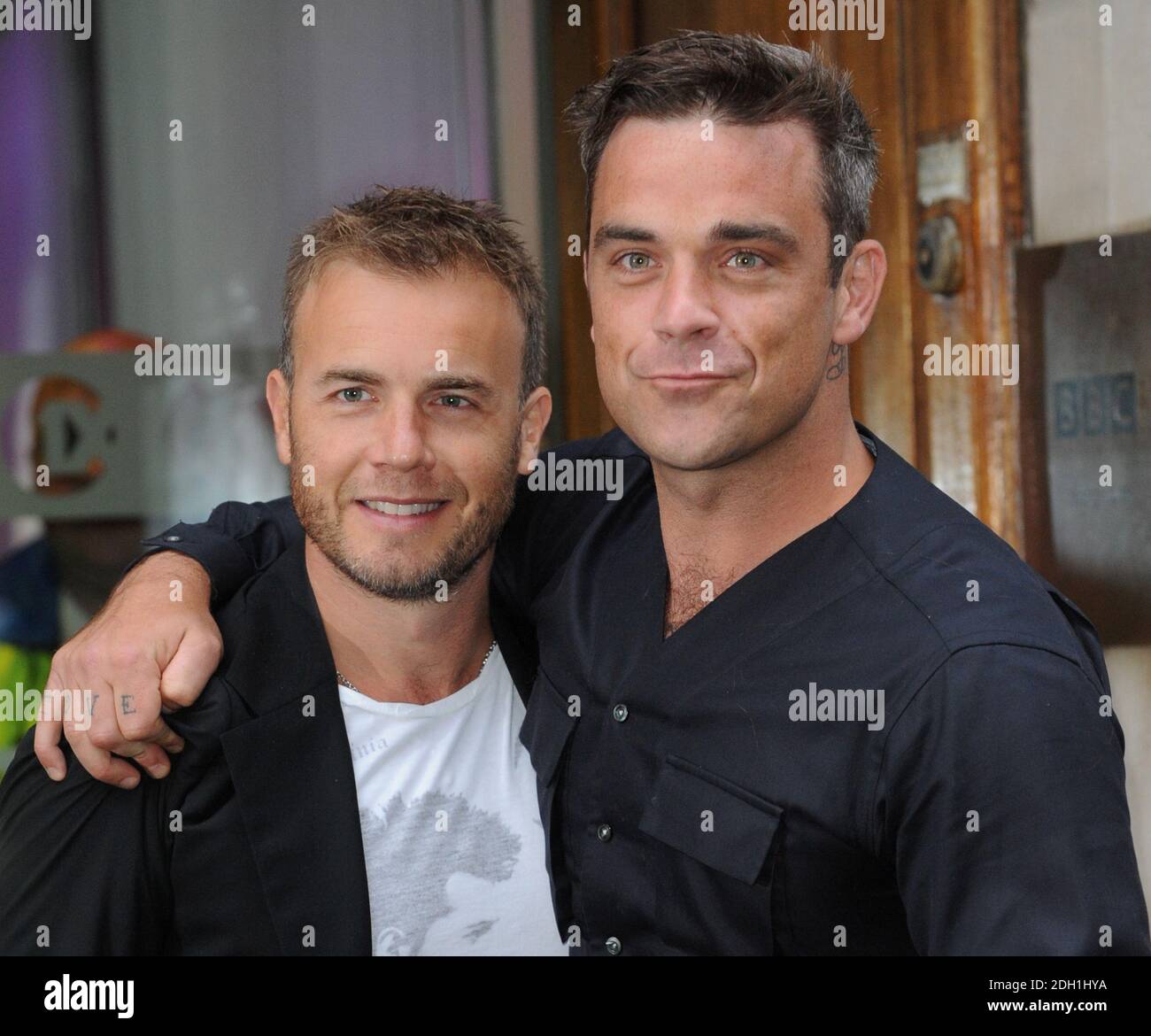 Gary Barlow y Robbie Williams llegan a Radio 1 para promover su nuevo dúo  'Shame', Londres Fotografía de stock - Alamy