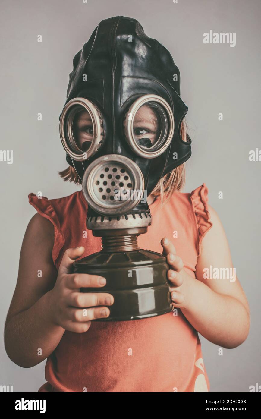 retrato de una niña con máscara de gas. concepto de protección y prevención Foto de stock