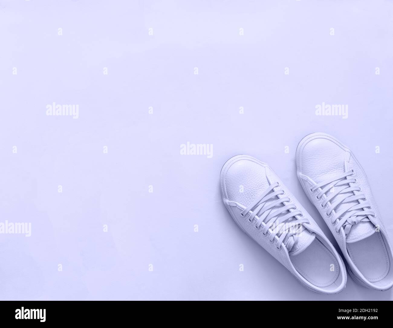 Zapatillas de lona blancas sobre fondo claro, espacio para copias  Fotografía de stock - Alamy