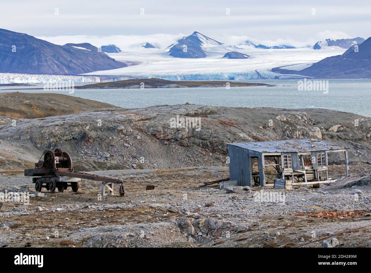 Grúa antigua en cantera de mármol abandonada en Camp Mansfield / NY Londres cerca de NY-Alesund, Blomstrandhalvøya, Kongsfjorden, Svalbard / Spitsbergen, Noruega Foto de stock