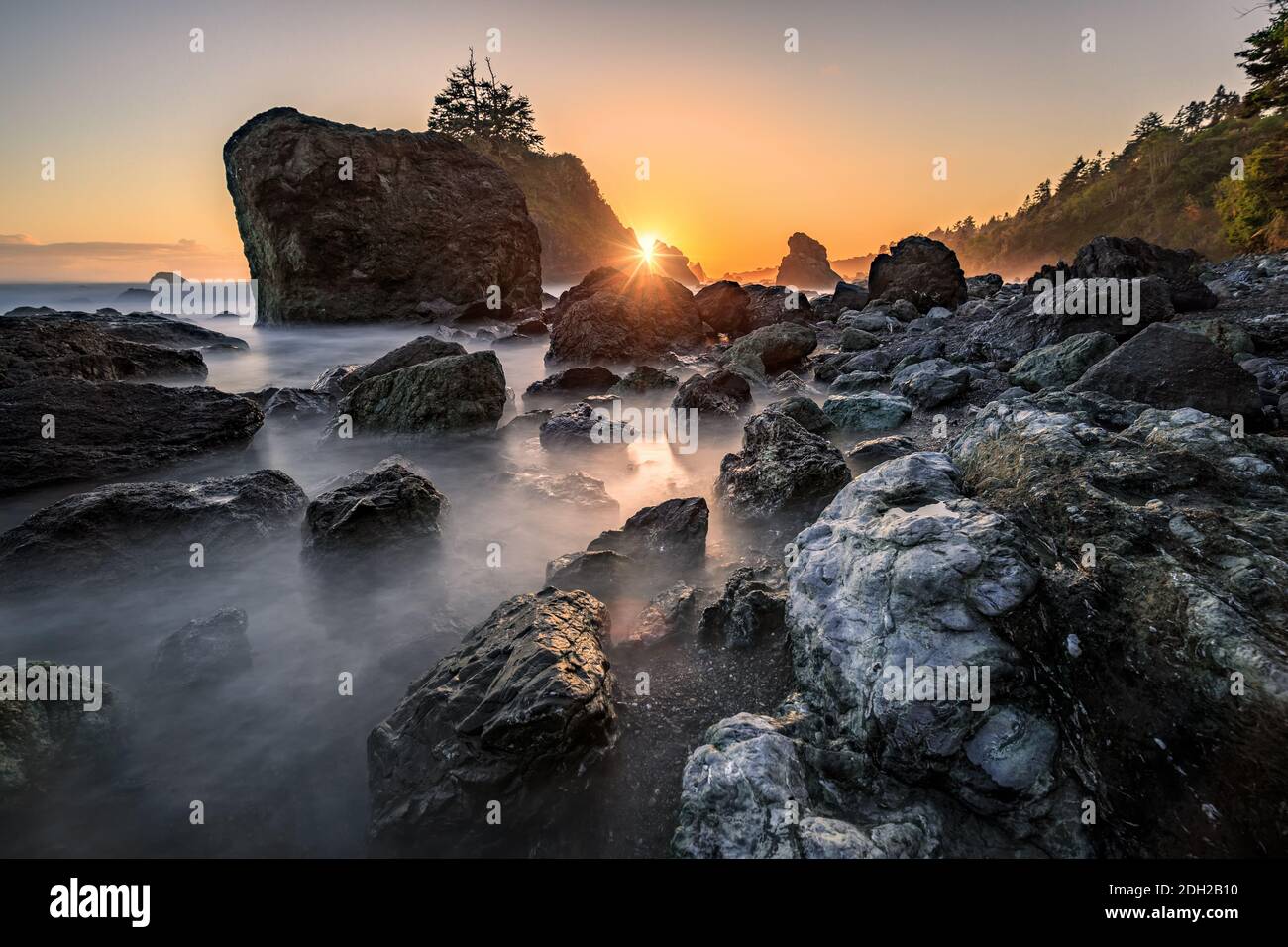 Puesta de sol en Rocky Beach, costa norte de California Foto de stock