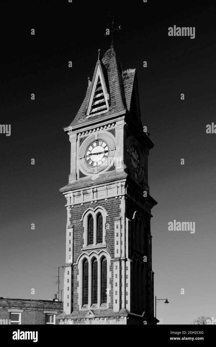 La torre del reloj y Queen Victoria Memorial, Newmarket ciudad, Suffolk, Inglaterra, Reino Unido Foto de stock