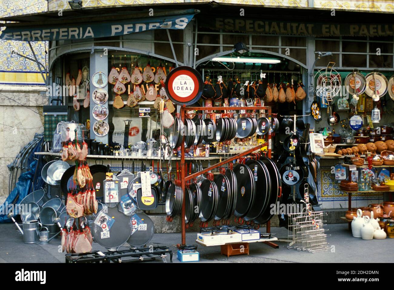 Una tienda de electrodomésticos de cocina el mercado del Mercat de Colon o  el mercado de Colón en la ciudad de Valencia en España. España, Valencia, 2  de octubre Fotografía de stock -