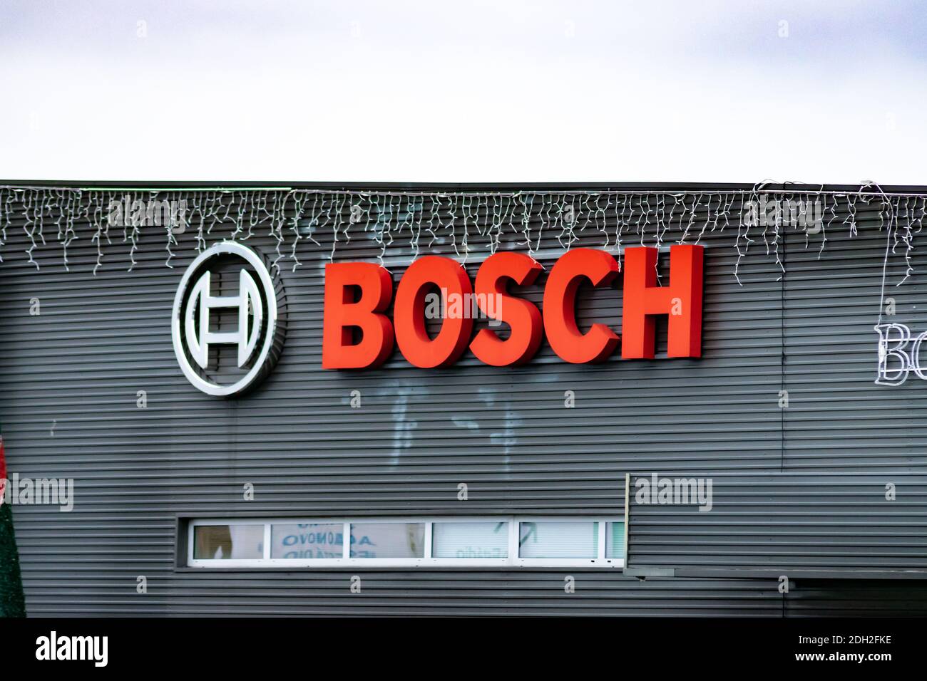 Red Bosch logo publicitario en Braga, Portugal instalaciones de investigación y montaje Foto de stock