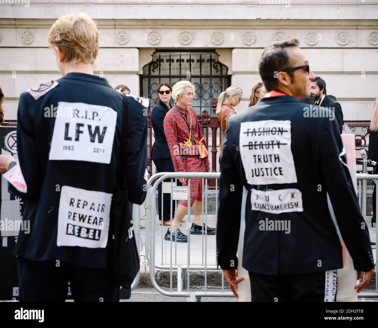 Londres, Reino Unido - 15 de septiembre de 2019: Rebelión de extinción fuera de la Semana de la Moda de Londres para crear conciencia sobre el impacto climático de la moda Foto de stock