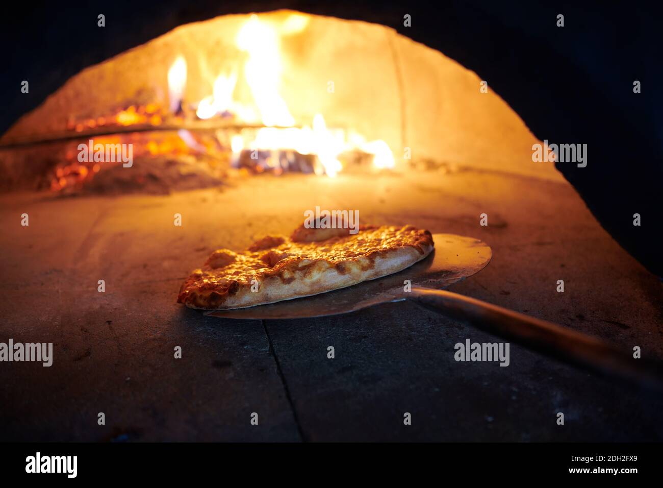 Pizza rústica en horno de leña Fotografía de stock - Alamy