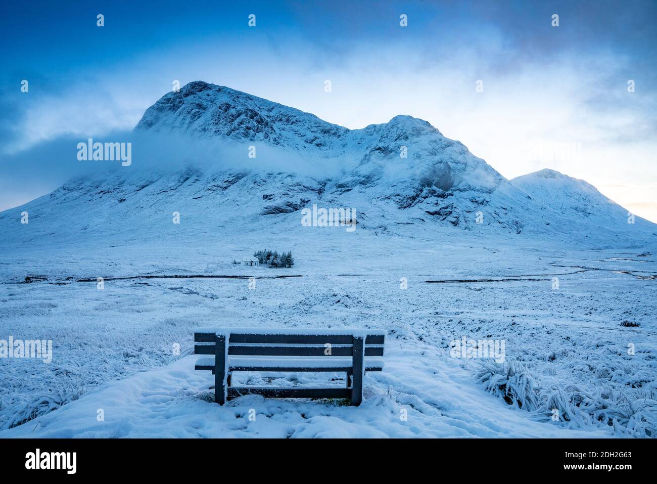 Invierno nieve escena de Buachaille Etive Mor montaña cerca de Glen Coe en Escocia, Reino Unido Foto de stock