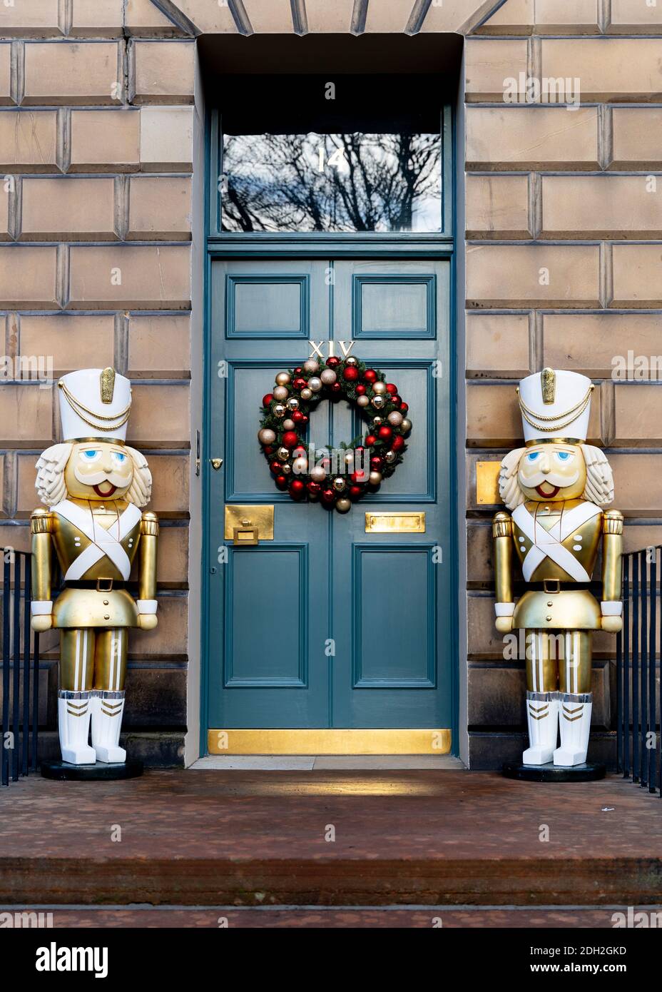 Detalle de la corona de Navidad tradicional y grandes estatuas decorativas en la puerta de la casa en la Nueva Ciudad de Edimburgo, Escocia, Reino Unido Foto de stock