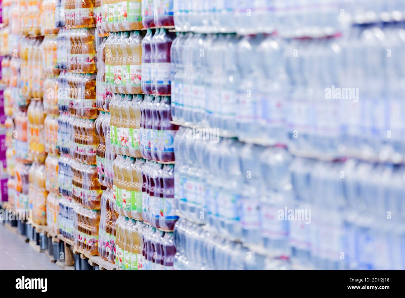 Essen, Alemania. 9 de diciembre de 2020. Las botellas de plástico  desechables están en palets en el "nuevo mercado más antiguo de Aldi".  Después de 101 años de comercio de alimentos en