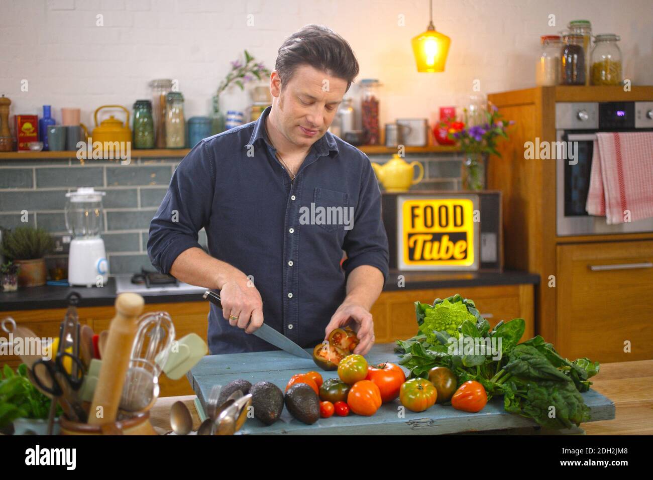 Reino Unido / Londres / Jamie Oliver/ Jamie Oliver, chef de celebridades inglés, restauranteur cocina para su, canal de tubo de alimentos en Londres Foto de stock