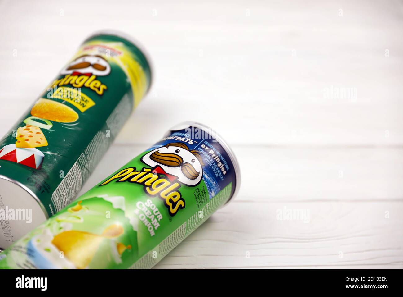 KHARKOV, UCRANIA - 23 DE NOVIEMBRE de 2020: Pringles crema agria cebolla y  queso sabor cebolla. Latas de tubo de cartón con chips Pringles. Pringles  es una Marca Fotografía de stock - Alamy