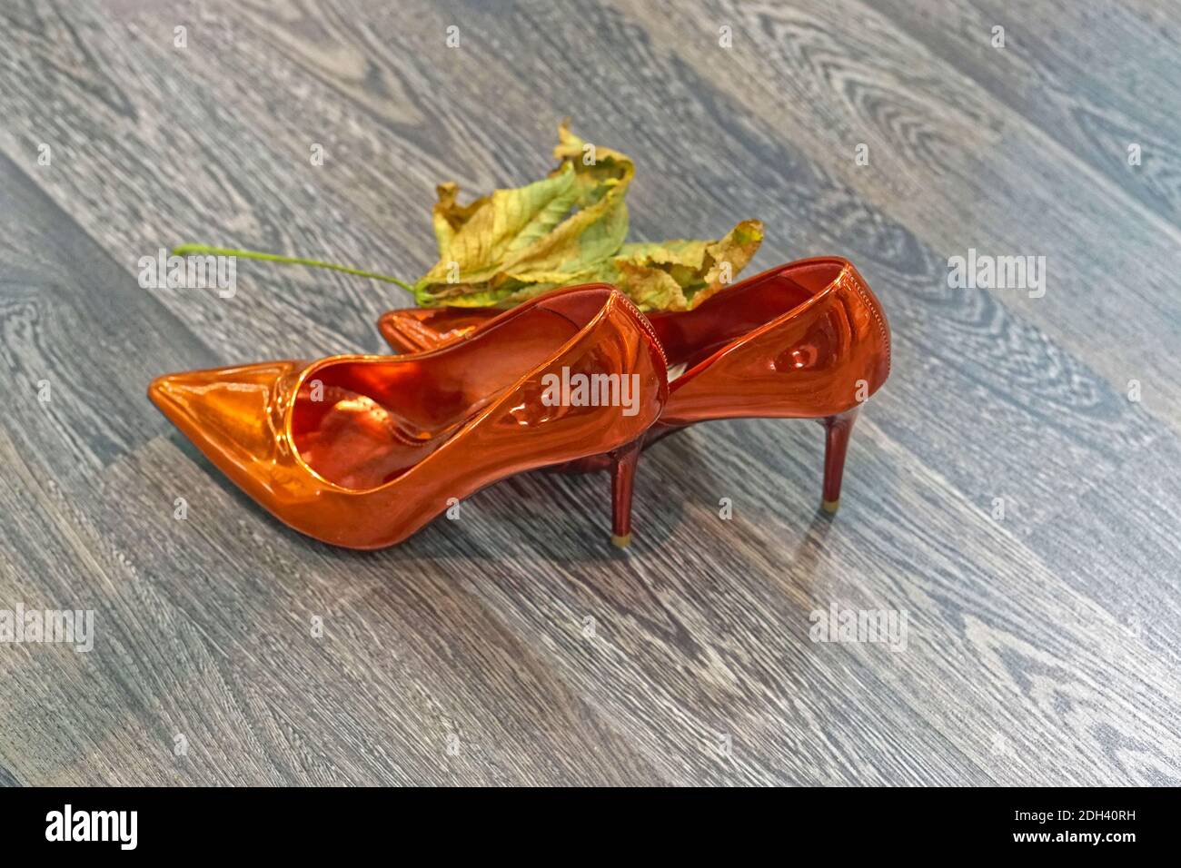 Oriental paño solapa Zapatos de tacón alto de aguja de color naranja en el suelo de madera  Fotografía de stock - Alamy