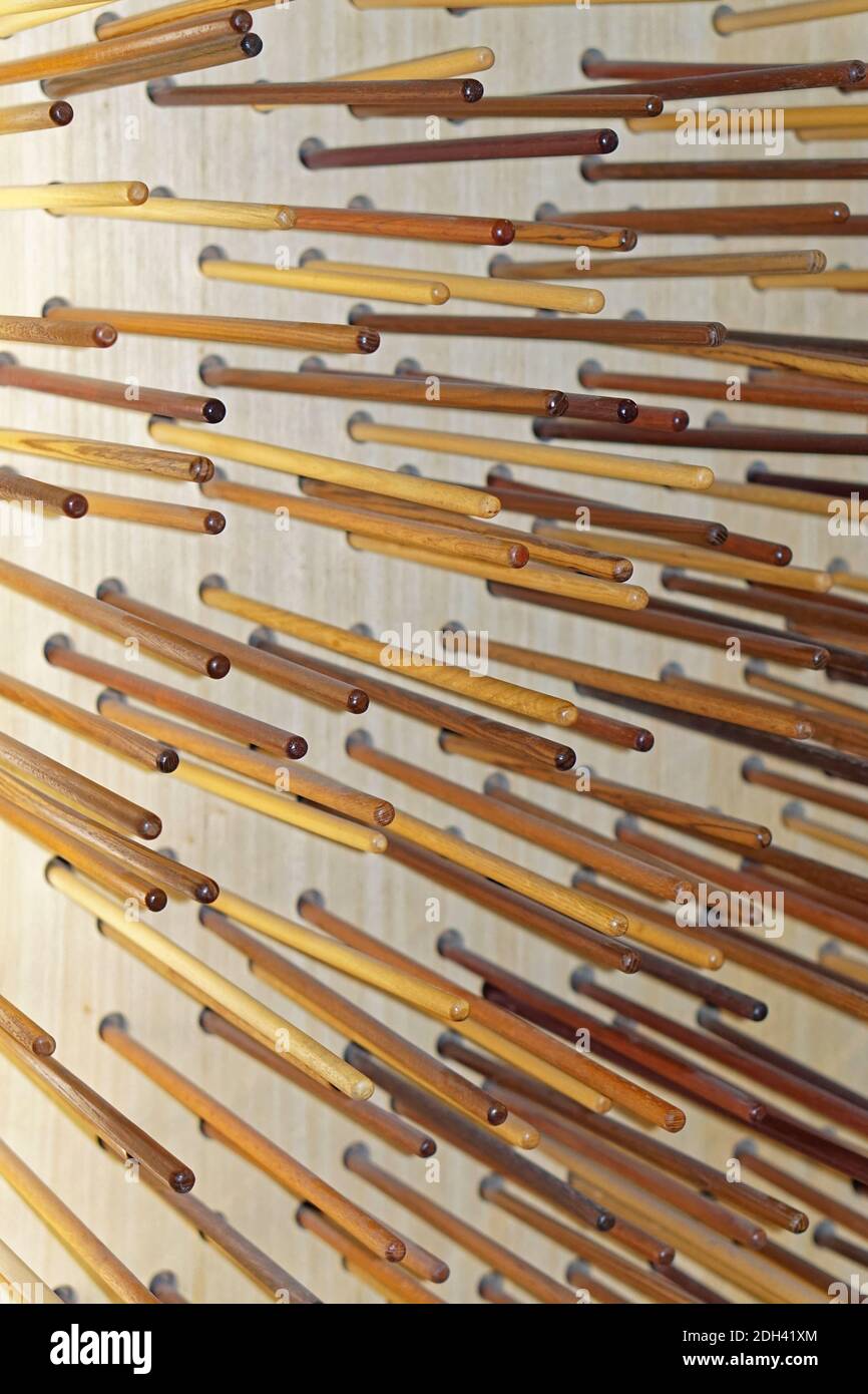 Muchos palos largos de madera en la decoración de la pared Fotografía de  stock - Alamy