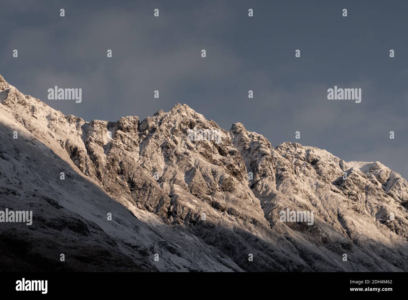 Glencoe Mountain Ridge cerca de Clachaig Inn Foto de stock