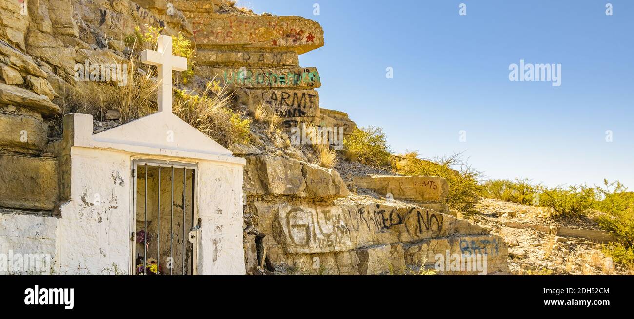Pequeña capilla en la Ruta desierta, provincia de San Juan, Argentina Foto de stock
