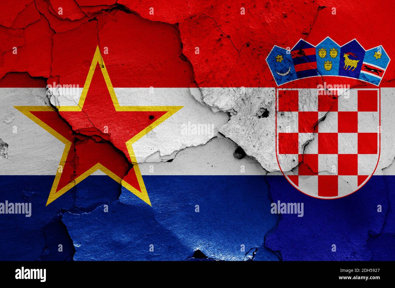 Bandera histórica de la República Socialista de Croacia y hoy Croacia bandera en pared agrietada Foto de stock