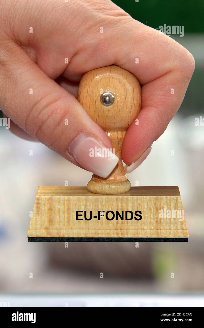 Hand mit Stempel, Frauenhand, Aufschrift: EU-Fonds, Foto de stock