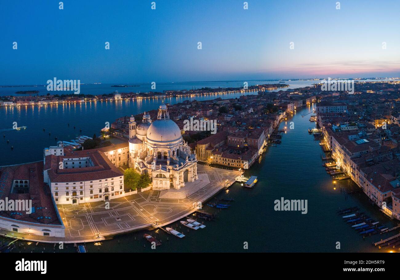 Venecia desde arriba con drones, fotografía aérea de drones de la icónica y  única plaza de San Marcos o Piazza San Marco con Dogo's P Fotografía de  stock - Alamy