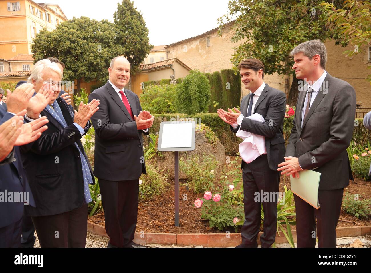 El príncipe Alberto de Mónaco visita Grasse, Francia con Jerome Viaud, alcalde de Grasse y Jean Pierre Leleux, senador. Se encuentran en la inauguración del 'Carre Principer' en los jardines del Musee d'Art et d'Histoire de Provence el 26 de septiembre de 2017. Foto de Patrick Clemente/ABACAPRESS.COM Foto de stock