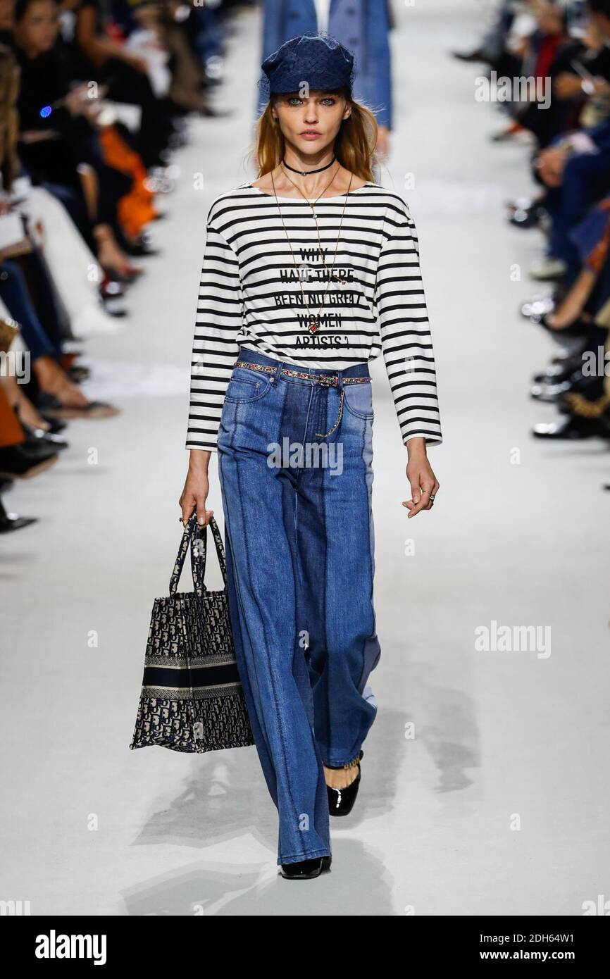 Un modelo camina por la pista durante el show de Christian Dior como parte de la Semana de la Moda de París Womenswear Primavera/Verano 2018 el 26 de septiembre de 2017 en París, Francia. Foto de Alain Gil-González/ABACAPRESS.COM Foto de stock