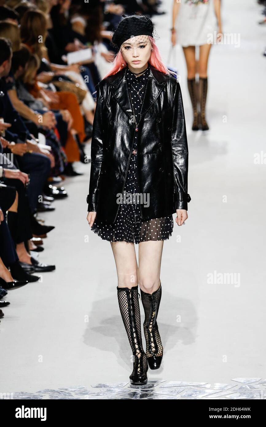 Un modelo camina por la pista durante el show de Christian Dior como parte de la Semana de la Moda de París Womenswear Primavera/Verano 2018 el 26 de septiembre de 2017 en París, Francia. Foto de Alain Gil-González/ABACAPRESS.COM Foto de stock