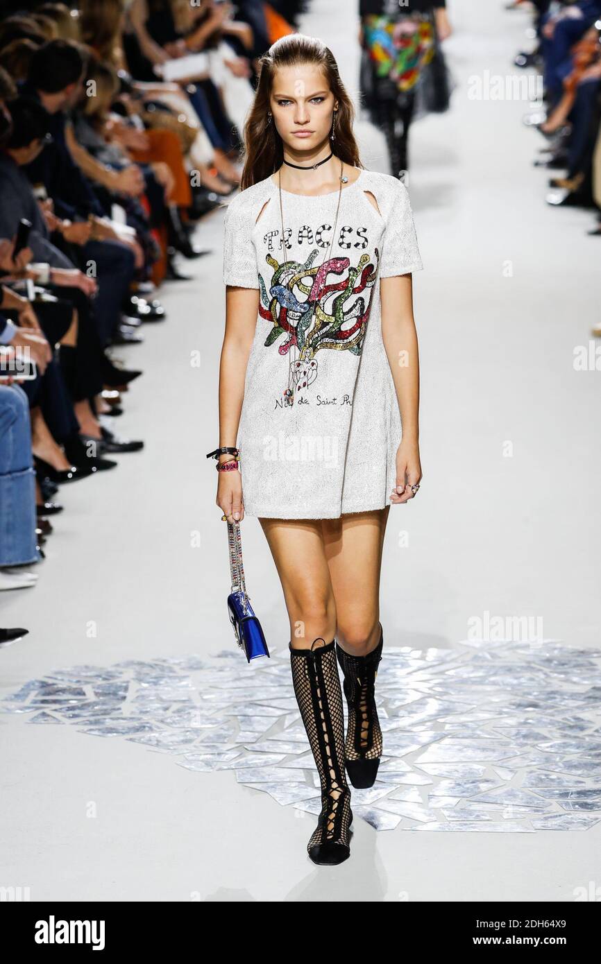 Un modelo camina por la pista durante el show de Christian Dior como parte de la Semana de la Moda de París Womenswear Primavera/Verano 2018 el 26 de septiembre de 2017 en París, Francia. Foto de Alain Gil-González/ABACAPRESS.COM Foto de stock