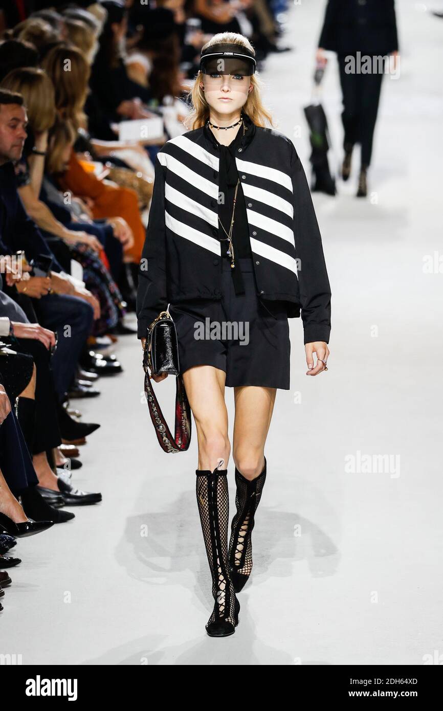 Un modelo camina por la pista durante el show de Christian Dior como parte de la Semana de la Moda de París Womenswear Primavera/Verano 2018 el 26 de septiembre de 2017 en París, Francia. Foto de Alain Gil-González/ABACAPRESS.COM Foto de stock