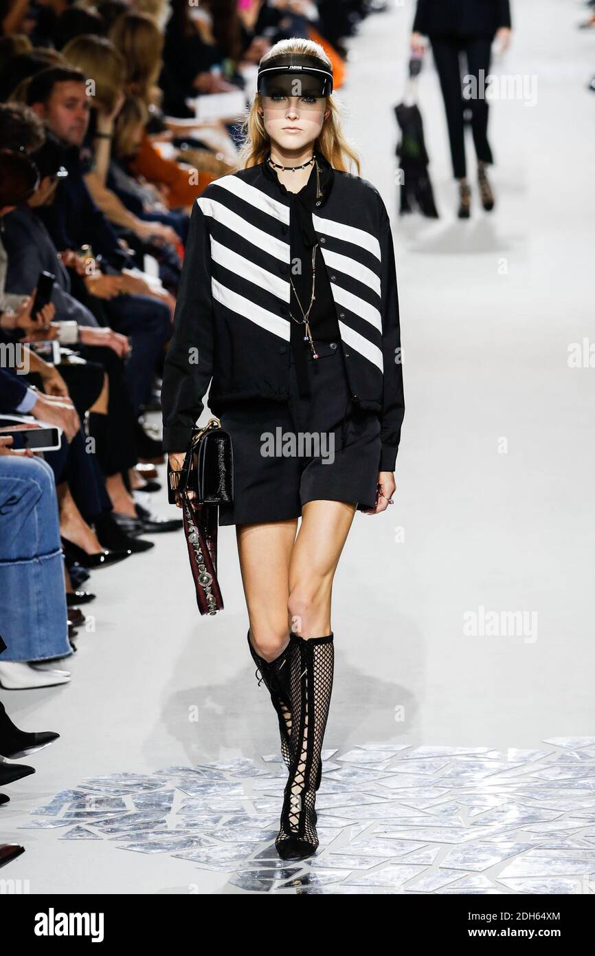 Un modelo camina por la pista durante el show de Christian Dior como parte de la Semana de la Moda de París Womenswear Primavera/Verano 2018 el 26 de septiembre de 2017 en París, Francia. Foto de Alain Gil-González/ABACAPRESS.COM Foto de stock